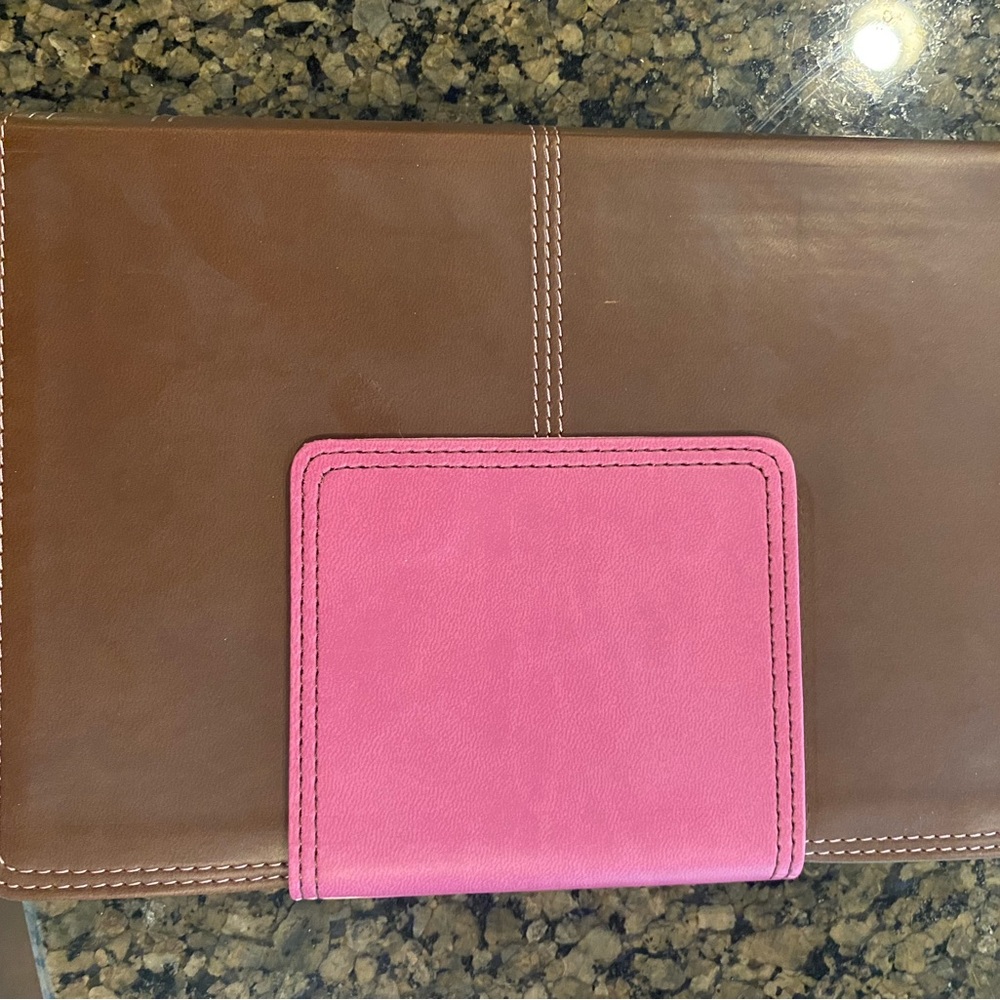 NWT Holman Christian Standard Bible. So pretty 🌸 - Picture 5 of 14